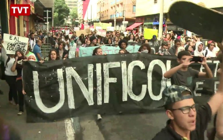 Faculdade de Direito da UFMG amanhece ocupada por alunos contra impeachment  - Rede Brasil Atual