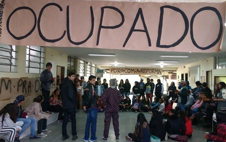 PR: governo decreta recesso em mais de 500 escolas ocupadas