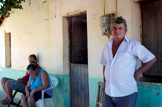 A velha política da seca Gonçalo mora na comunidade de Arraial, junto com outras 70 famílias: “Este ano não deu pra pegar nem um pouco de feijão”