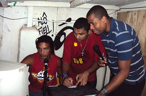 MC Fiell, rapper e cineasta do Morro Santa Marta, fez cartilha sobre a abordagem policial nas favelas