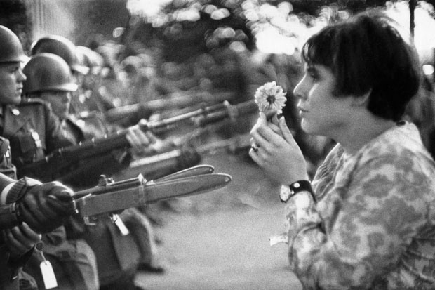 Mulher enfrenta soldados no Vietnã (foto: © Marc Riboud)