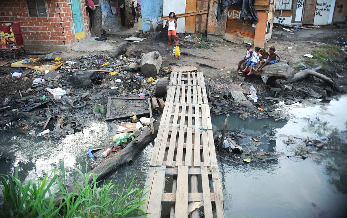 Subnotificação, falta de informação e condições precárias aumentam drama da  covid-19 nas favelas do Rio - Rede Brasil Atual