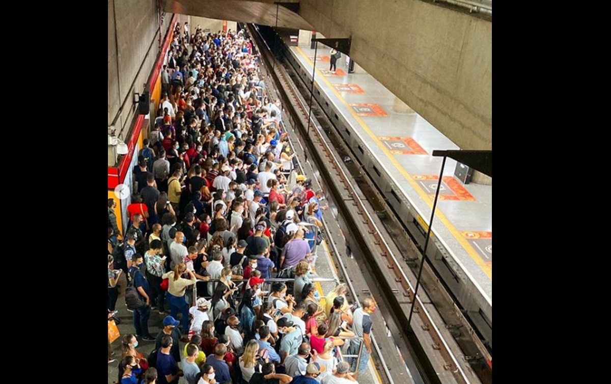 Em São Paulo, fase roxa tem ônibus, metrô e trens lotados e pouco  isolamento social